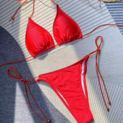 Bikini trójkątne z regulowanymi wiązaniami na plażę Dinny. Czerwone bikini damskie Intica, na lato, l, bez wzorów. Za 149.00 zł.