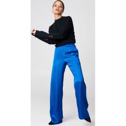 NA-KD Bluza z haftowanymi różami na rękawach - Black. Bluzy damskie marki NA-KD. W wyprzedaży za 85.36 zł.