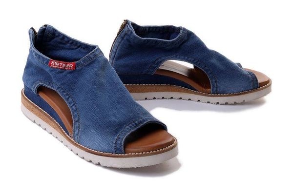 ARTIKER RELAKS 50C0256 jeans, sandały damskie. Niebieskie sandały damskie Artiker Relaks, bez wzorów, z jeansu, bez obcasa, na koturnie, bez zapięcia. Za 279.90 zł.
