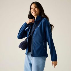 Damska wiatroodporna kurtka typu softshell z kapturem Bourda. Niebieskie kurtki damskie Regatta, bez wzorów, z materiału, z kapturem. Za 279.99 zł.