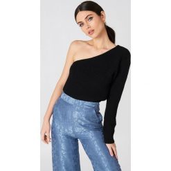 NA-KD Sweter z dzianiny na jedno ramię - Black. Czarne swetry damskie NA-KD, z dzianiny. W wyprzedaży za 85.37 zł.