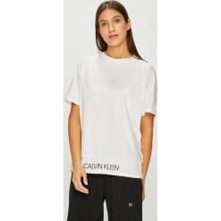 Calvin Klein Performance - Top. Szare topy damskie Calvin Klein Performance, z nadrukiem, z bawełny, z okrągłym kołnierzem, z krótkim rękawem. Za 179.90 zł.