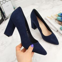 Czółenka na słupku zamszowe granatowe Sergio Leone. Czółenka damskie Sergio Leone, bez wzorów, ze skóry ekologicznej, bez obcasa, na słupku, bez zapięcia. Za 129.99 zł.