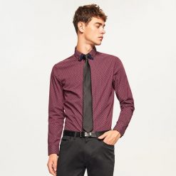 Koszula slim fit z mikroprintem - Bordowy. Czerwone koszule męskie Reserved. Za 69.99 zł.