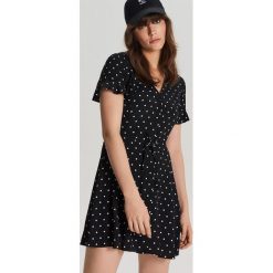 Sukienka mini w kropki - Czarny. Sukienki damskie Cropp. W wyprzedaży za 59.99 zł.