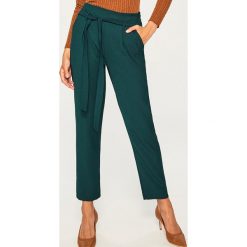 Spodnie z wiązanym paskiem - Khaki. Brązowe spodnie materiałowe damskie Reserved. W wyprzedaży za 49.99 zł.