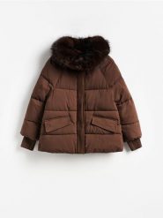 Kurtka z futrzanym kołnierzem - brązowy. Brązowe kurtki damskie Reserved, l, bez wzorów, z futra, bez kaptura. Za 279.99 zł.