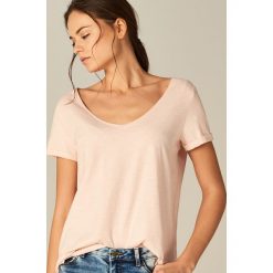 Bawełniana koszulka z dekoltem w szpic - Różowy. Czerwone t-shirty damskie Mohito, z bawełny. Za 19.99 zł.