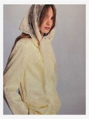 Koronkowa chusta - złamana biel. Szaliki i chusty damskie Reserved, bez wzorów, z koronki. Za 69.99 zł.