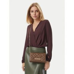 Torebka LOVE MOSCHINO. Brązowe torebki do ręki damskie Love Moschino, bez wzorów, wizytowe, bez dodatków. Za 639.99 zł.