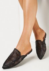 Czarne Ażurowe Klapki ze Szpiczastym Noskiem Yeilani. Czarne klapki damskie Born2be, w ażurowe wzory, eleganckie, bez obcasa, na płaskiej podeszwie. Za 74.99 zł.