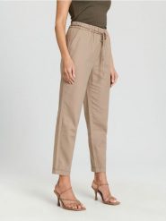 Spodnie carrot - kremowy. Białe spodnie materiałowe damskie Sinsay, l, bez wzorów, z bawełny. W wyprzedaży za 39.99 zł.