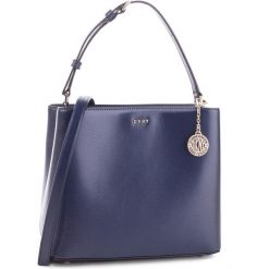 Torebka DKNY - R83J3619 Navy NVY. Niebieskie torebki do ręki damskie DKNY, ze skóry. Za 849.00 zł.
