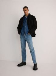 Kurtka sherpa z kołnierzem - czarny. Czarne kurtki męskie Reserved, l, bez wzorów, z dzianiny, bez kaptura. W wyprzedaży za 79.99 zł.