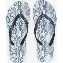Japonki w wężowy wzór - Wielobarwn. Szare klapki damskie House, bez wzorów, bez obcasa. Za 29.99 zł.