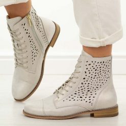 Złote skórzane ażurowe botki damskie Cambell 19419. Żółte botki damskie Cambell, na jesień, z jeansu, eleganckie, z okrągłym noskiem, bez obcasa, na płaskiej podeszwie, bez zapięcia. Za 259.00 zł.