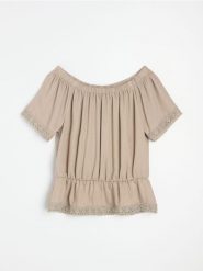 Koszulowa bluzka z haftowaną lamówką i wiskozą - kremowy. Białe bluzki damskie Sinsay, l, bez wzorów, z wiskozy, bez kołnierzyka, bez ramiączek. Za 39.99 zł.