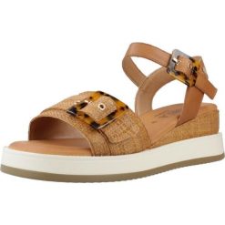 Sandały CARMELA 162227C Brązowy. Brązowe sandały damskie Carmela, bez wzorów, ze skóry, bez obcasa, bez zapięcia. Za 331.99 zł.