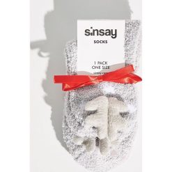 Pluszowe skarpetki świąteczne - Jasny szar. Skarpety damskie marki Sinsay. W wyprzedaży za 2.99 zł.