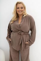 Kardigan z dzianiny prążkowej Stay Close z paskiem i regulowanymi rękawami beżowy/taupe Plus Size Oversize. Brązowe kardigany damskie Moda Size Plus Iwanek, l, bez wzorów, z denimu, eleganckie, krótkie. Za 199.90 zł.