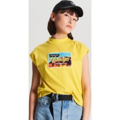 Koszulka z wakacyjnym nadrukiem - Żółty. T-shirty damskie marki Cropp. Za 29.99 zł.