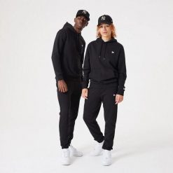 Bluza z kapturem New Era Essentials. Czarne bluzy męskie New Era, m, bez wzorów, z kapturem. Za 294.50 zł.