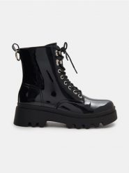 Lakierowane botki - czarny. Czarne botki damskie Sinsay, z lakierowanej skóry, bez obcasa, bez zapięcia. Za 119.99 zł.