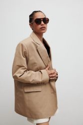 Klasyczna marynarka w kolorze CLASSIC BEIGE - NOMEE-M/L. Brązowe żakiety damskie Marsala, l, bez wzorów, z bawełny, eleganckie. Za 499.90 zł.