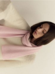 Wełniany szal z kaszmirem - pastelowy róż. Czerwone szaliki i chusty damskie Reserved, bez wzorów, z kaszmiru. W wyprzedaży za 139.99 zł.