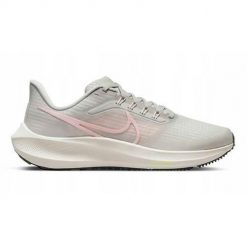 Buty do biegania damskie Nike Air Zoom Pegasus 39. Białe obuwie sportowe damskie Nike, bez wzorów, z materiału, do biegania. Za 673.00 zł.