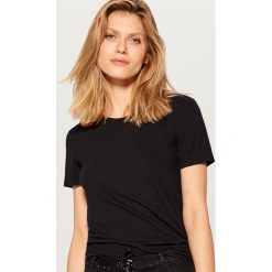Basicowa koszulka w prążki - Czarny. T-shirty damskie Mohito. W wyprzedaży za 19.99 zł.