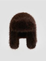 Czapka ze sztucznego futerka - brązowy. Brązowe czapki i kapelusze damskie Reserved, bez wzorów. Za 79.99 zł.