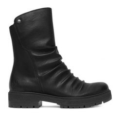 Botki Rieker. Czarne botki damskie Rieker, bez obcasa, na płaskiej podeszwie, bez zapięcia. Za 389.99 zł.
