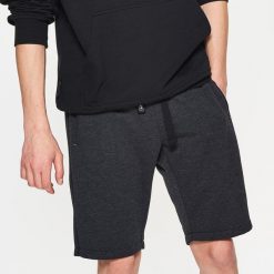 Dresowe szorty - Czarny. Szorty męskie Cropp, z dresówki. W wyprzedaży za 19.99 zł.