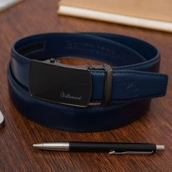 Pasek męski skórzany klamra automatyczna granatowy Beltimore A47 : Kolory - granatowy, Rozmiar pasków - r.105-120 cm. Niebieskie paski damskie bez wzorów, ze skóry, wizytowe. Za 71.40 zł.