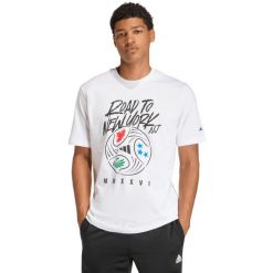 Koszulka męska adidas FIFA World Cup Road to NYNJ Graphic. Białe koszulki sportowe męskie Adidas, m, bez wzorów, z bawełny, bez kołnierzyka, bez ramiączek, do piłki nożnej. Za 126.25 zł.