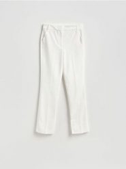 Spodnie z zaznaczonym kantem - biały. Białe spodnie materiałowe damskie Reserved, l, bez wzorów, z bawełny. Za 159.99 zł.