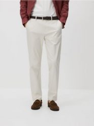 Spodnie chino slim z paskiem - złamana biel. Spodnie materiałowe męskie Reserved, bez wzorów, z bawełny. Za 169.99 zł.