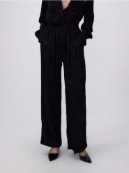 Wzorzyste spodnie z wiskozy - czarny. Czarne spodnie materiałowe damskie Reserved, l, bez wzorów, z wiskozy. W wyprzedaży za 99.99 zł.