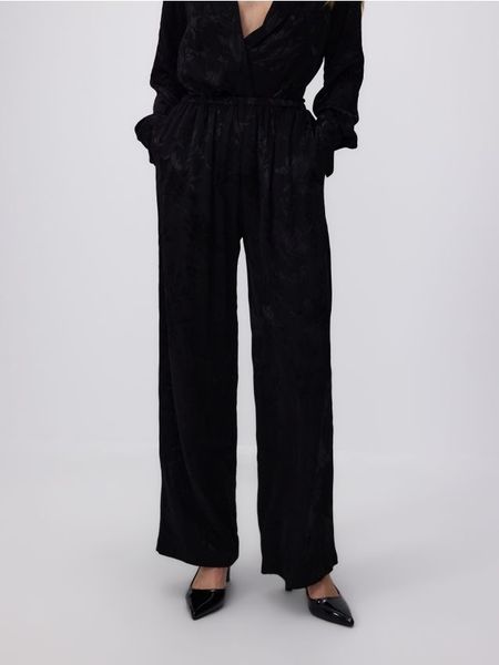 Wzorzyste spodnie z wiskozy - czarny. Czarne spodnie materiałowe damskie Reserved, l, bez wzorów, z wiskozy. W wyprzedaży za 99.99 zł.