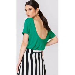 NA-KD Basic T-shirt z odkrytymi plecami - Green. Zielone t-shirty damskie NA-KD Basic, z dekoltem na plecach. W wyprzedaży za 26.48 zł.