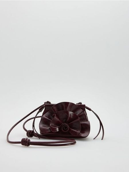 Mała torebka na ramię - karminowy. Czerwone torby na ramię damskie Reserved, bez wzorów, ze skóry, małe, bez dodatków. Za 99.99 zł.