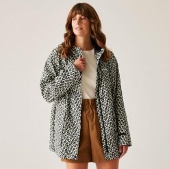 Kurtka turystyczna przeciwdeszczowa damska Orla Kiely Swing wodoodporna. Kurtki damskie Regatta, bez wzorów, z tkaniny, bez kaptura. Za 319.99 zł.