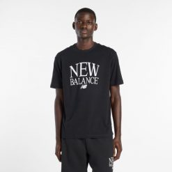 Koszulka New Balance Reimagined Graphic T-Shirt. Czarne koszulki sportowe męskie New Balance, m, z aplikacjami, z dresówki, bez kołnierzyka, bez ramiączek. Za 139.99 zł.