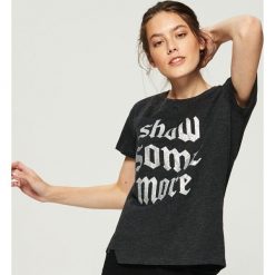 T-shirt z połyskującym napisem - Szary. Szare t-shirty damskie Sinsay, z napisami. Za 24.99 zł.