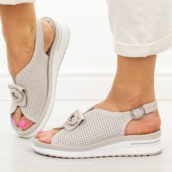 Szare skórzane sandały damskie Jezzi 9759. Szare sandały damskie Jezzi, z aplikacjami, z jeansu, bez obcasa, na platformie, bez zapięcia. Za 229.00 zł.