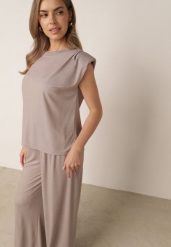 Beżowy Komplet z Lejącego Materiału z Wiskozą Szerokie Spodnie i Bluzka Pebosea. Brązowe spodnie materiałowe damskie Born2be, bez wzorów, z tkaniny. Za 139.99 zł.