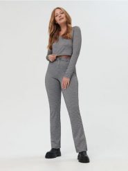 Spodnie w kratę - wielobarwny. Spodnie materiałowe damskie Sinsay, l, bez wzorów, ze skóry. W wyprzedaży za 35.99 zł.