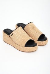 Klapki damskie DKNY. Klapki damskie DKNY, bez wzorów, bez obcasa. W wyprzedaży za 463.20 zł.