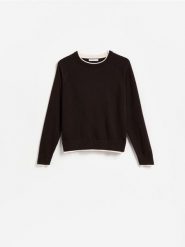 Sweter z kontrastową lamówką - ciemnobrązowy. Brązowe swetry damskie Reserved, l, bez wzorów, z dzianiny, bez kołnierzyka, bez ramiączek, bez kaptura. Za 99.99 zł.